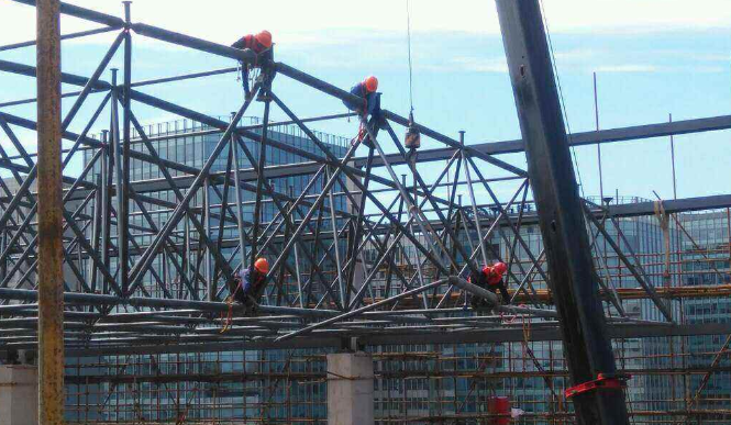 德州论网架装配施工中搭设脚手架应当留神的事故